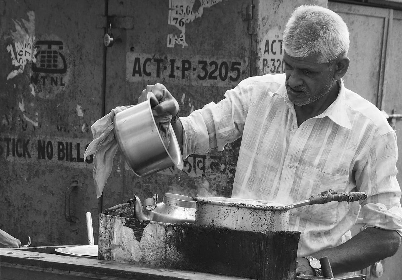 Coffee making, street café in Mumbai, India.C-C- A-SA4.0 I Lusi
