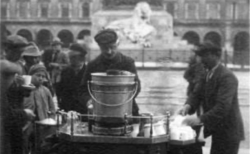 Coffee cart in Piazza del Duomo, Milan. Raccolte Grafiche e Fotografiche del Castello Sforzesco.,  Foto Milano,