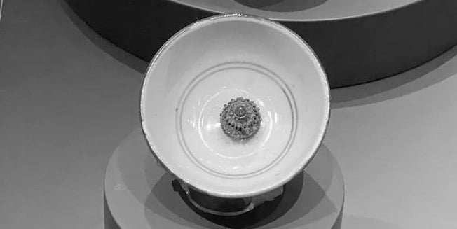 Inside the cup, there is a metal compartment to flavor the coffee with Ambergris. Chinese porcelain cup (mid 17th, Ottoman 18th century) in the Topkapı Palace Museum Istanbul.