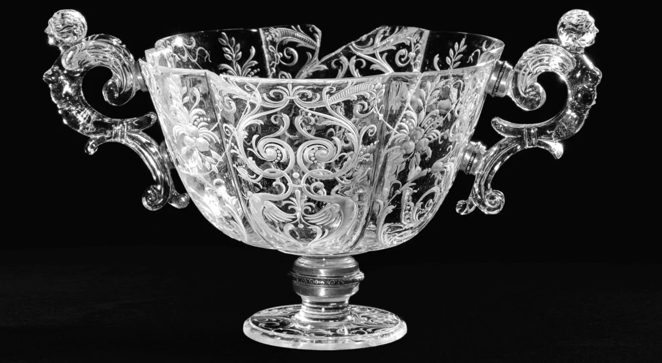 Rock crystal drinking vessel with four lobes and handles with fantastical creatures.
Workshop of the Sarachi ? Museo Nacional del Prado